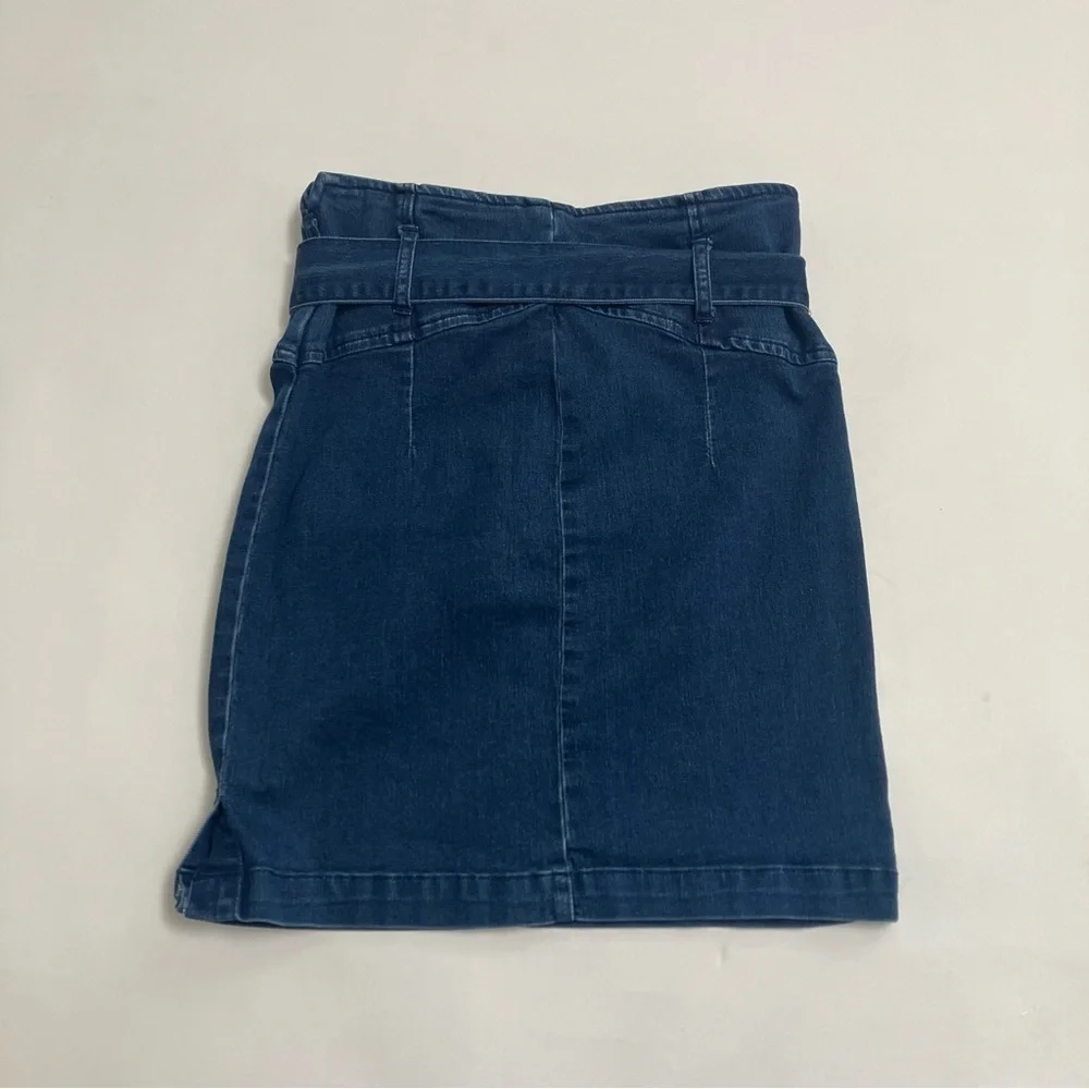 FREE PEOPLE dark wash stretch denim mini skirt with belt